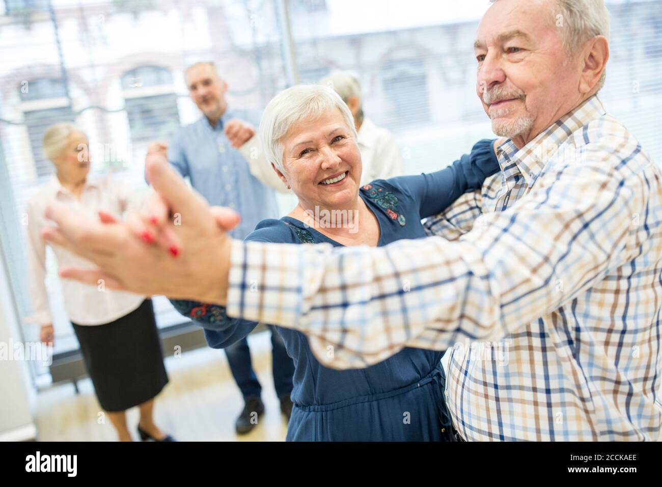 Gruppe von aktiven Senior Teilnahme Tanzkurs in Altersheim Stockfoto