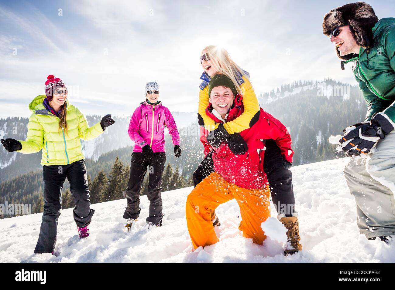 Gruppe unbeschwerter Freunde, die Spaß im Schnee haben, Achenkirch, Österreich Stockfoto