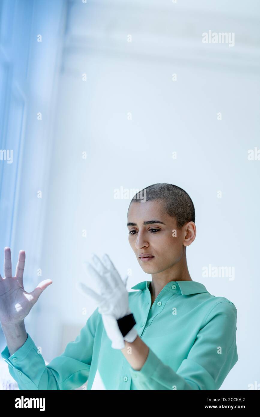 Portrait der fokussierten Frau mit kurzen Haaren tragen Handschuh Stockfoto