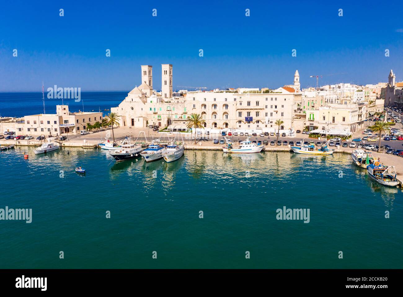 Italien, Provinz Bari, Molfetta, Drohne Blick auf die Altstadt Marina im Sommer Stockfoto