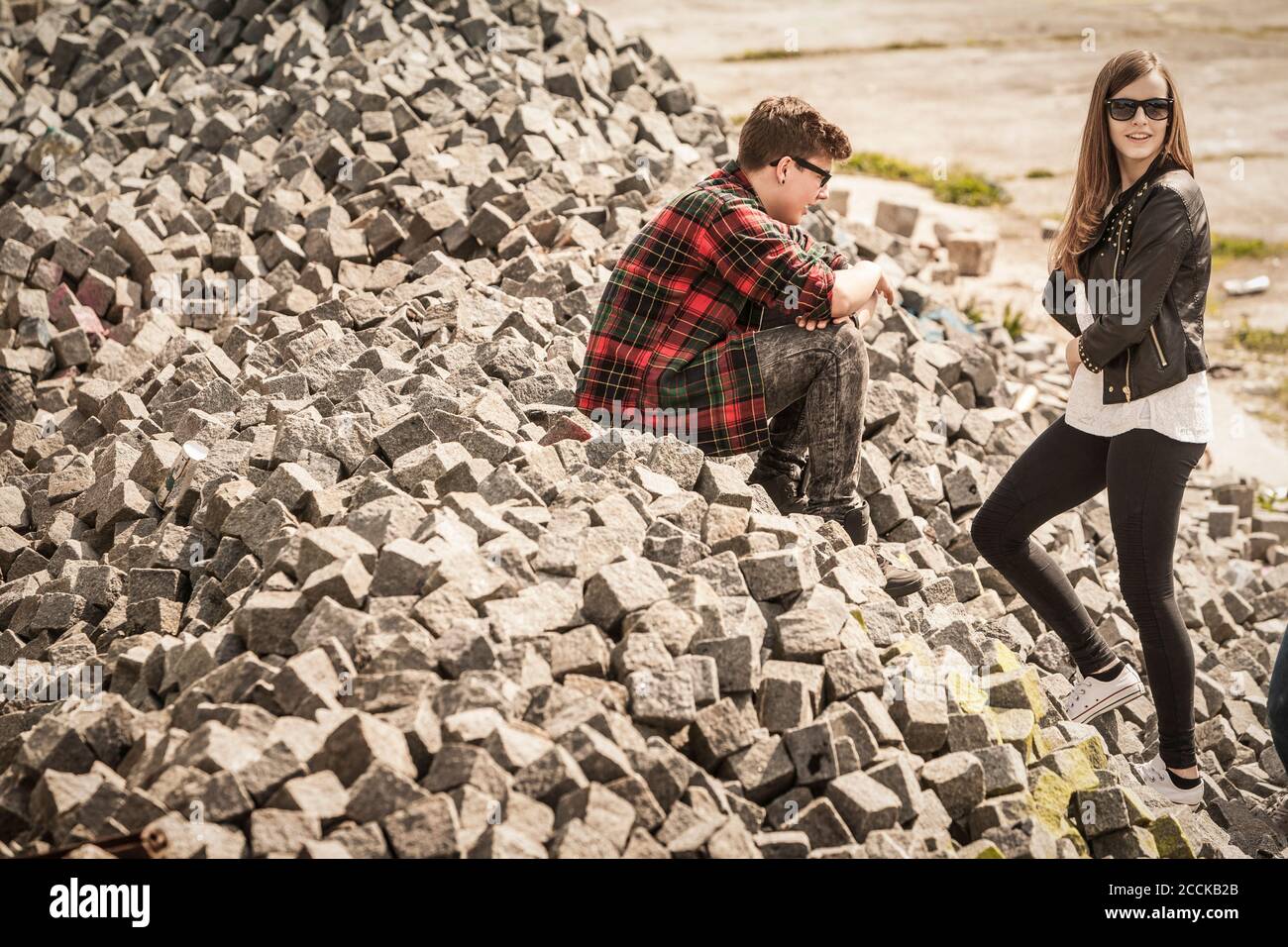 Teenager Junge und Mädchen auf Schutt in einem alten Lauf In Industriegebiet Stockfoto
