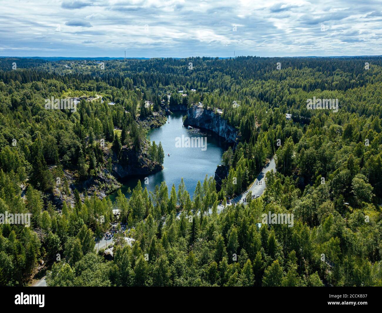 Russland, Republik Karelien, Sortavala, Luftbild des grünen Waldes, der den Marble Lake im Sommer umgibt Stockfoto