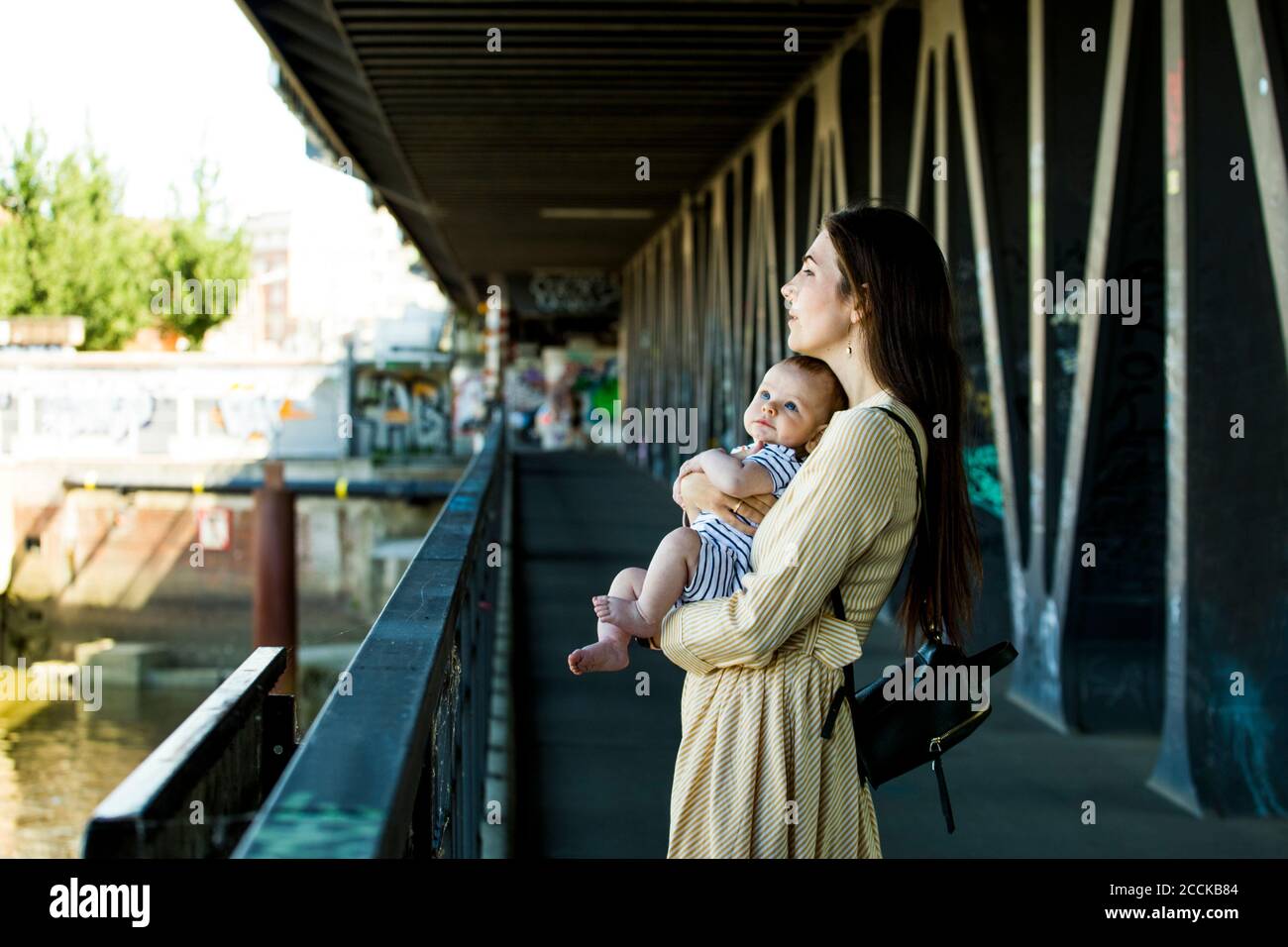 Mutter mit ihrem kleinen Jungen auf einer Brücke Stockfoto