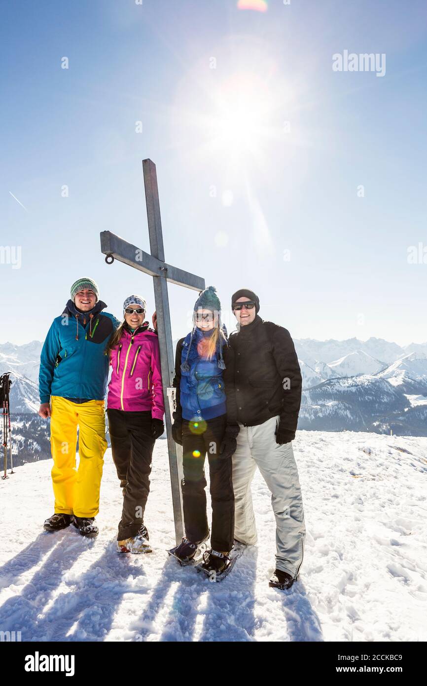 Gruppe von Freunden auf einem Berggipfel im Winter, Achenkirch, Österreich Stockfoto
