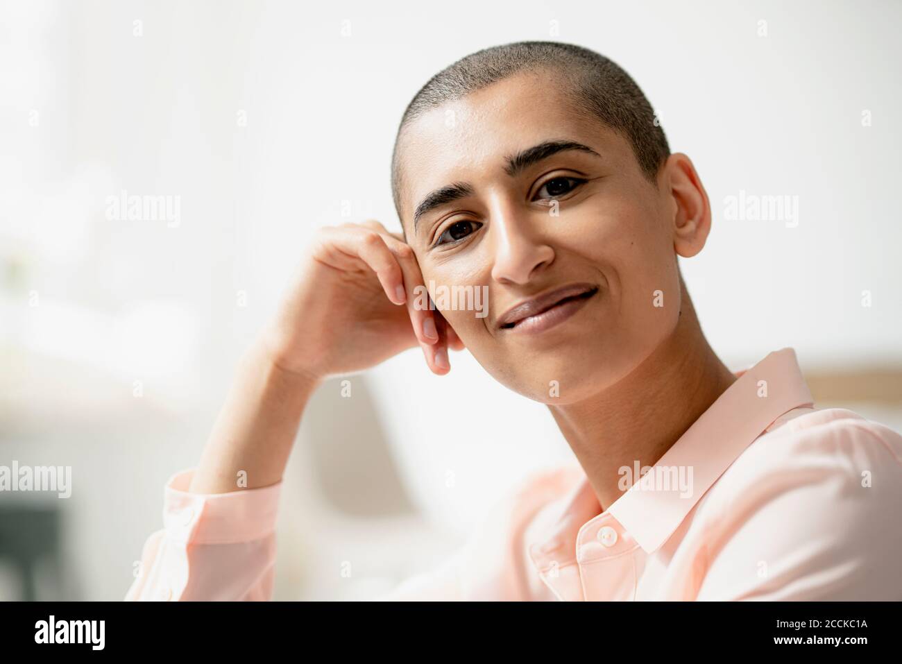 Porträt einer selbstbewussten Frau mit kurzen Haaren Stockfoto