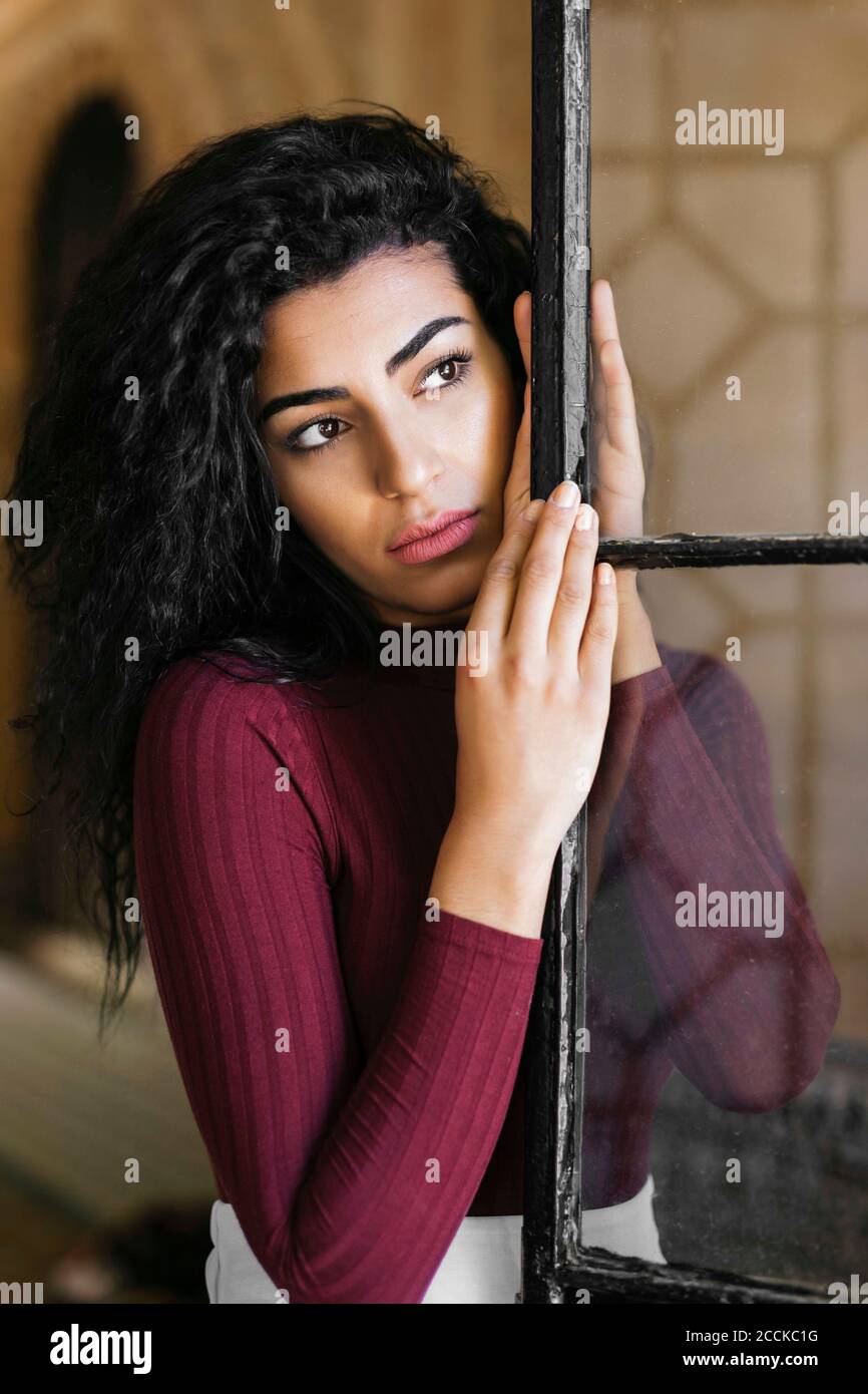 Portrait von junge schwarzhaarige Frau Stockfoto