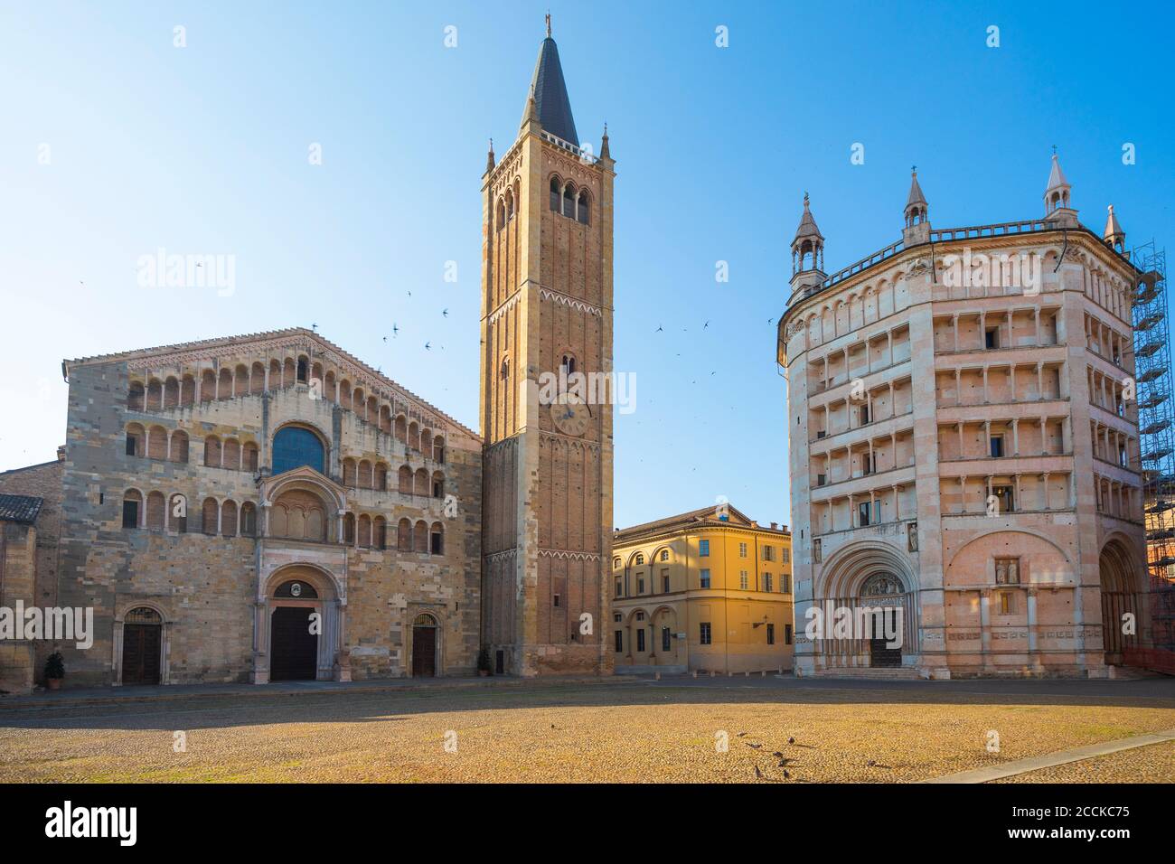 Italien, Provinz Parma, Parma, klarer Himmel über der Kathedrale von Parma und dem Baptisterium Stockfoto