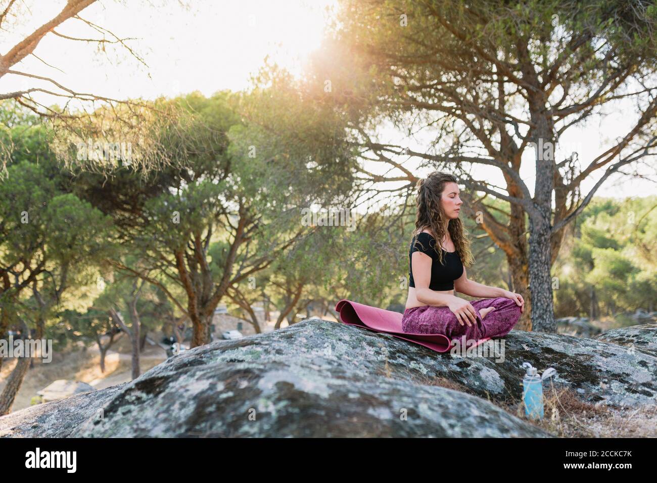 Yoga-Lehrer meditiert im Wald Stockfoto