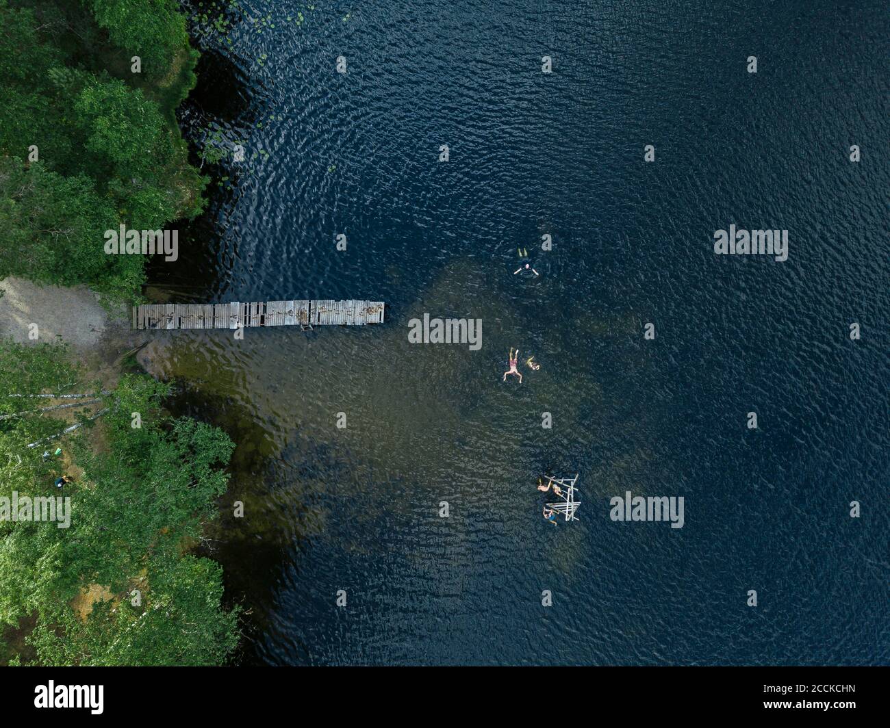 Luftaufnahme der Gruppe von Menschen schwimmen im See Stockfoto