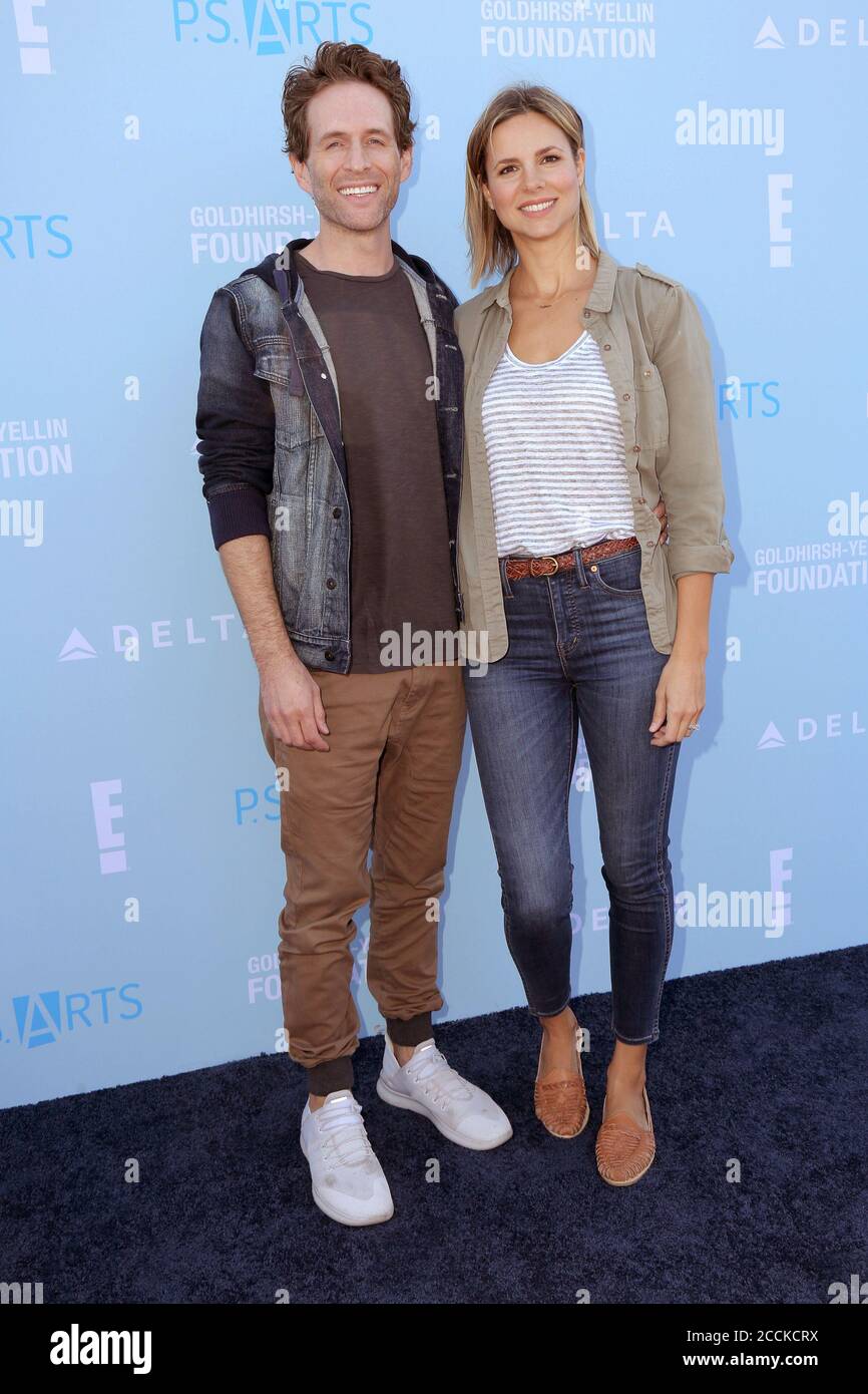 LOS ANGELES - Okt 7: Glenn Howerton, Jill Latiano beim P.S. Arts Express Yourself 2018 im Barker Hanger am 7. Oktober 2018 in Santa Monica, CA Stockfoto