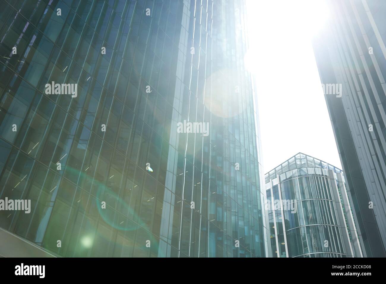 Modernes Bürogebäude gegen Himmel an sonnigen Tagen Stockfoto Modernes Bürogebäude gegen Himmel an sonnigen Tagen Stockfoto