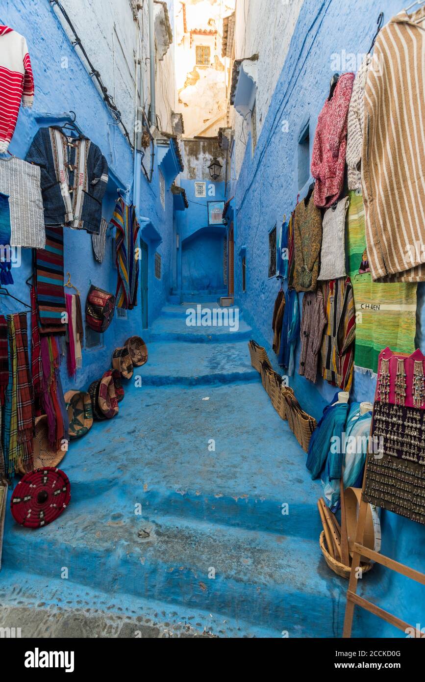 Handwerk Produkte an Wand und Stufen zum Verkauf in der Altstadt, Chefchaouen, Marokko angeordnet Stockfoto