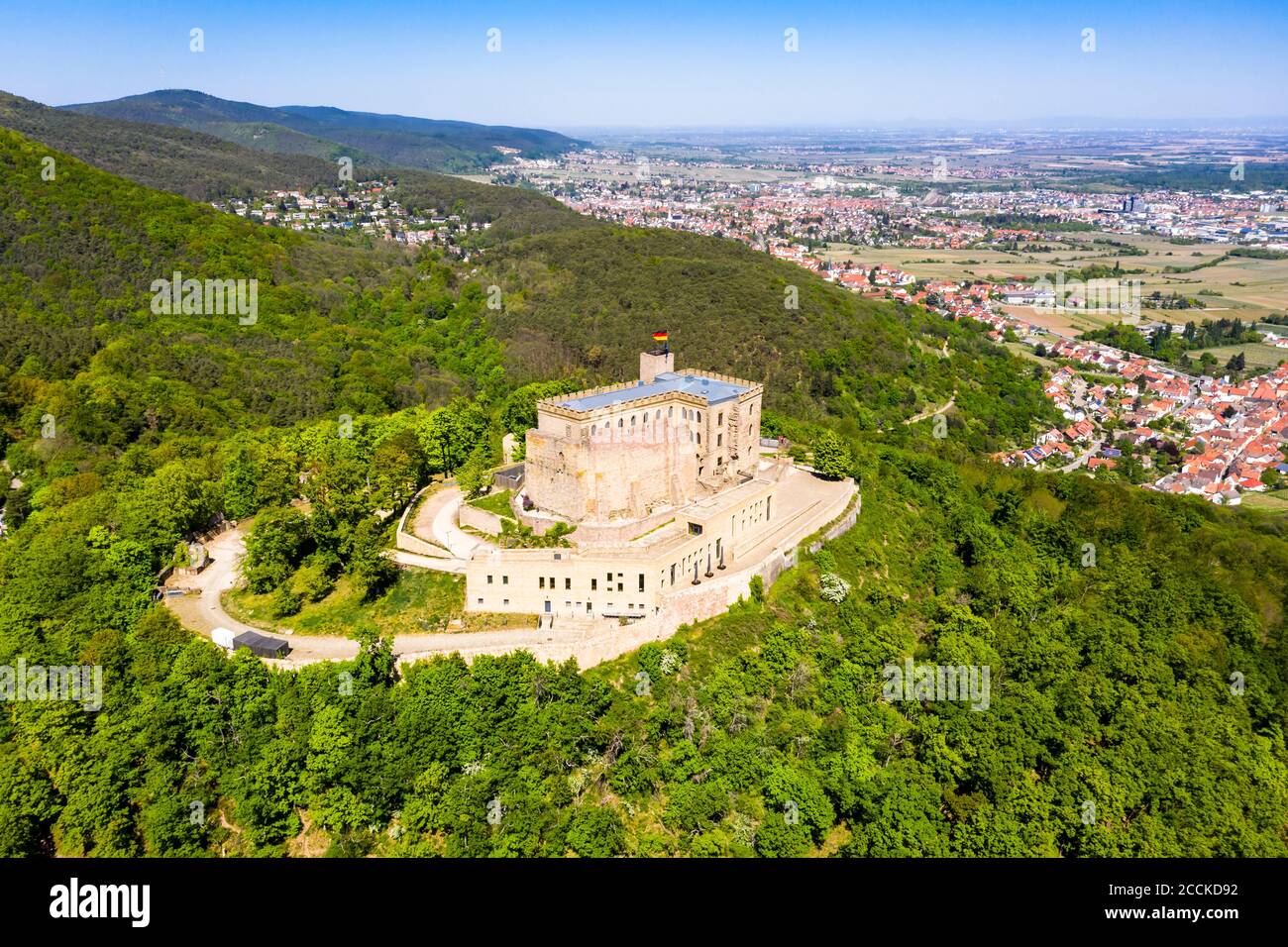 Deutschland, Rheinland-Pfalz, Neustadt an der Weinstraße, Hubschrauberblick auf Schloss Hambach im Sommer Stockfoto