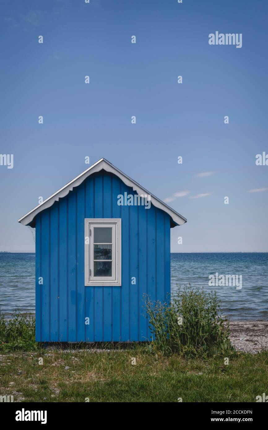 Dänemark, Region Süddänemark, Aeroskobing, Blaues Badehaus an der Küste Stockfoto