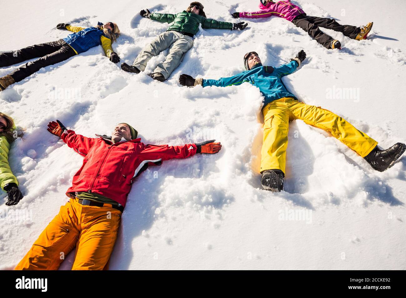 Gruppe von Freunden liegen im Schnee Stockfoto