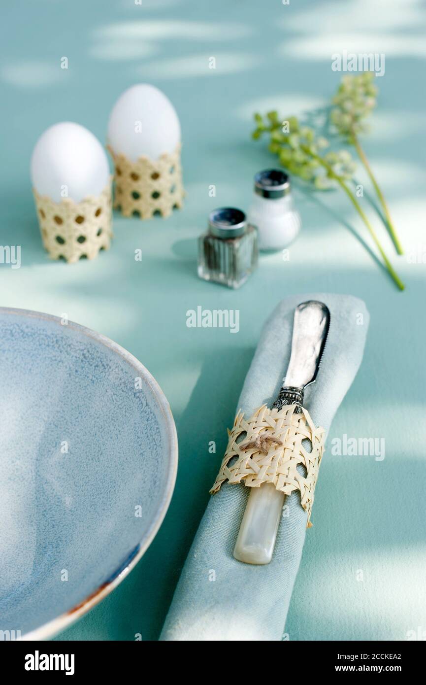 Eierbecher - Kerzenhalter und Serviettenring aus Wiener Geflecht Stockfoto