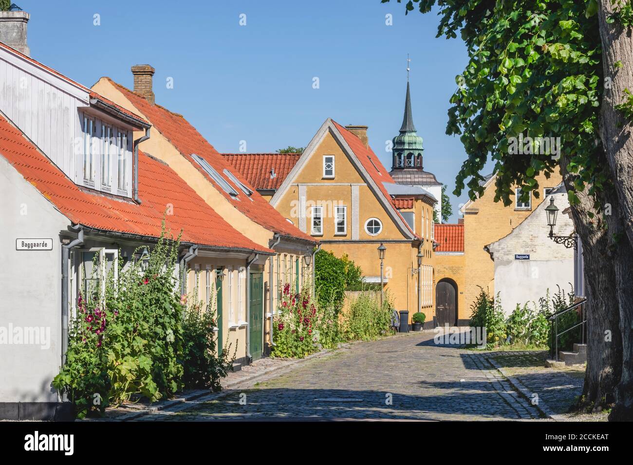 Dänemark, Region Süddänemark, Aeroskobing, Alte Stadthäuser entlang Kopfsteinpflasterstraße Stockfoto