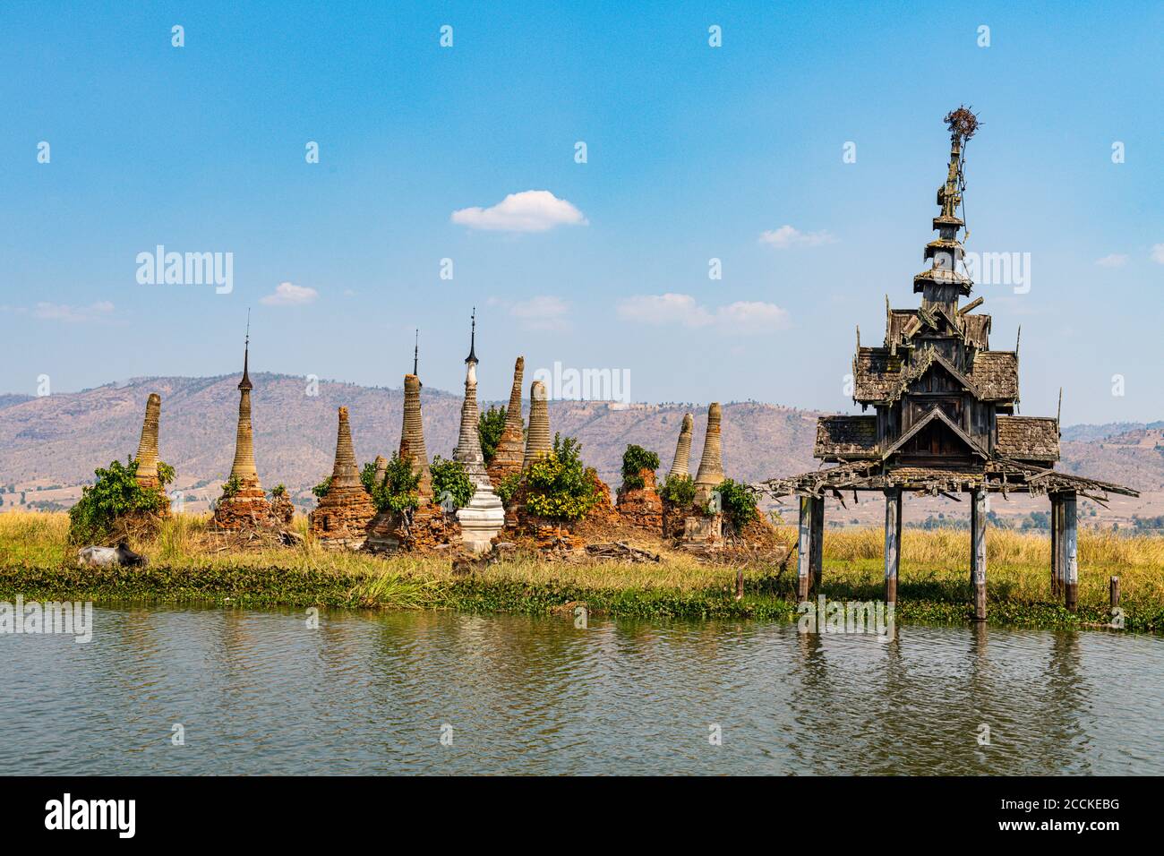 Myanmar, Shan Staat, Nyaungshwe Township, Alte Stupas am Ufer des Inle Lake Stockfoto
