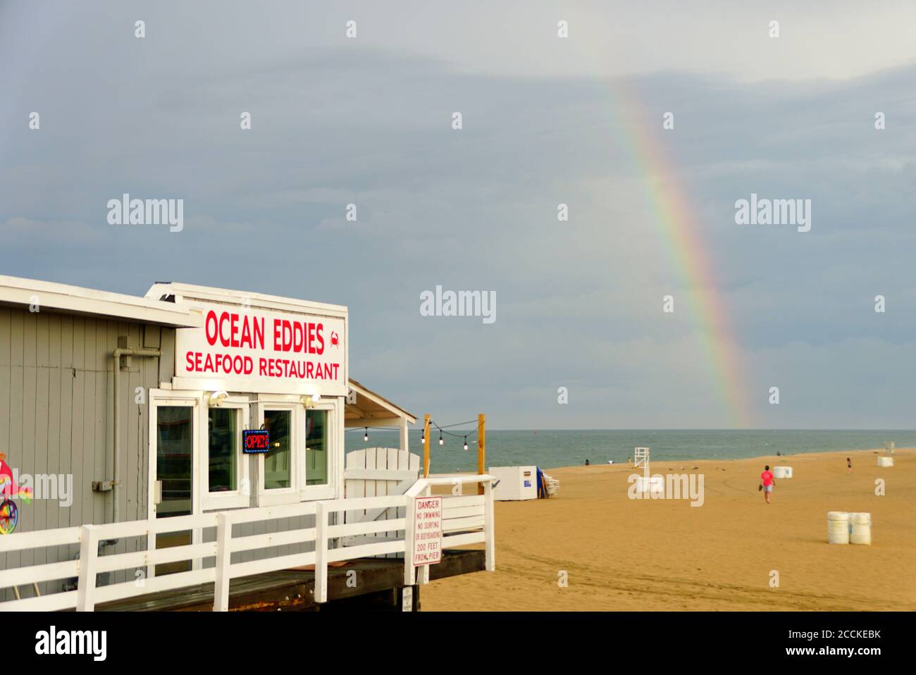 Virginia Beach, U.S.A - June 29, 2020 - Ocean Eddies Seafood Restaurant, der Strand und der Regenbogen während eines regnerischen Sommertages Stockfoto