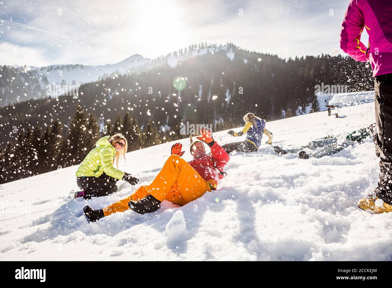 Gruppe unbeschwerter Freunde, die Spaß im Schnee haben, Achenkirch, Österreich Stockfoto