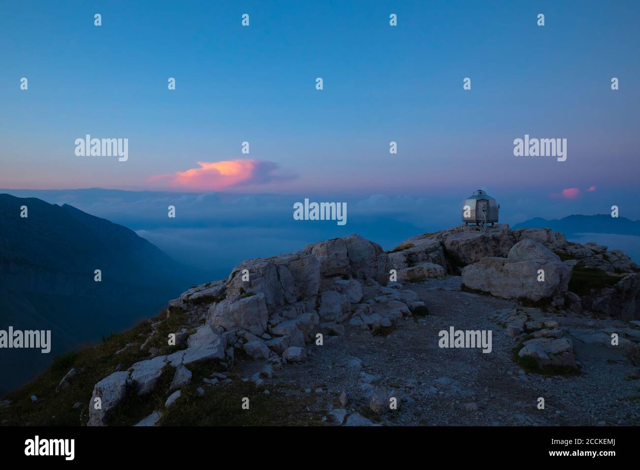 Biwak auf Berggipfel gegen blauen Himmel in der Morgendämmerung, Bergamasken Alpen, Italien Stockfoto