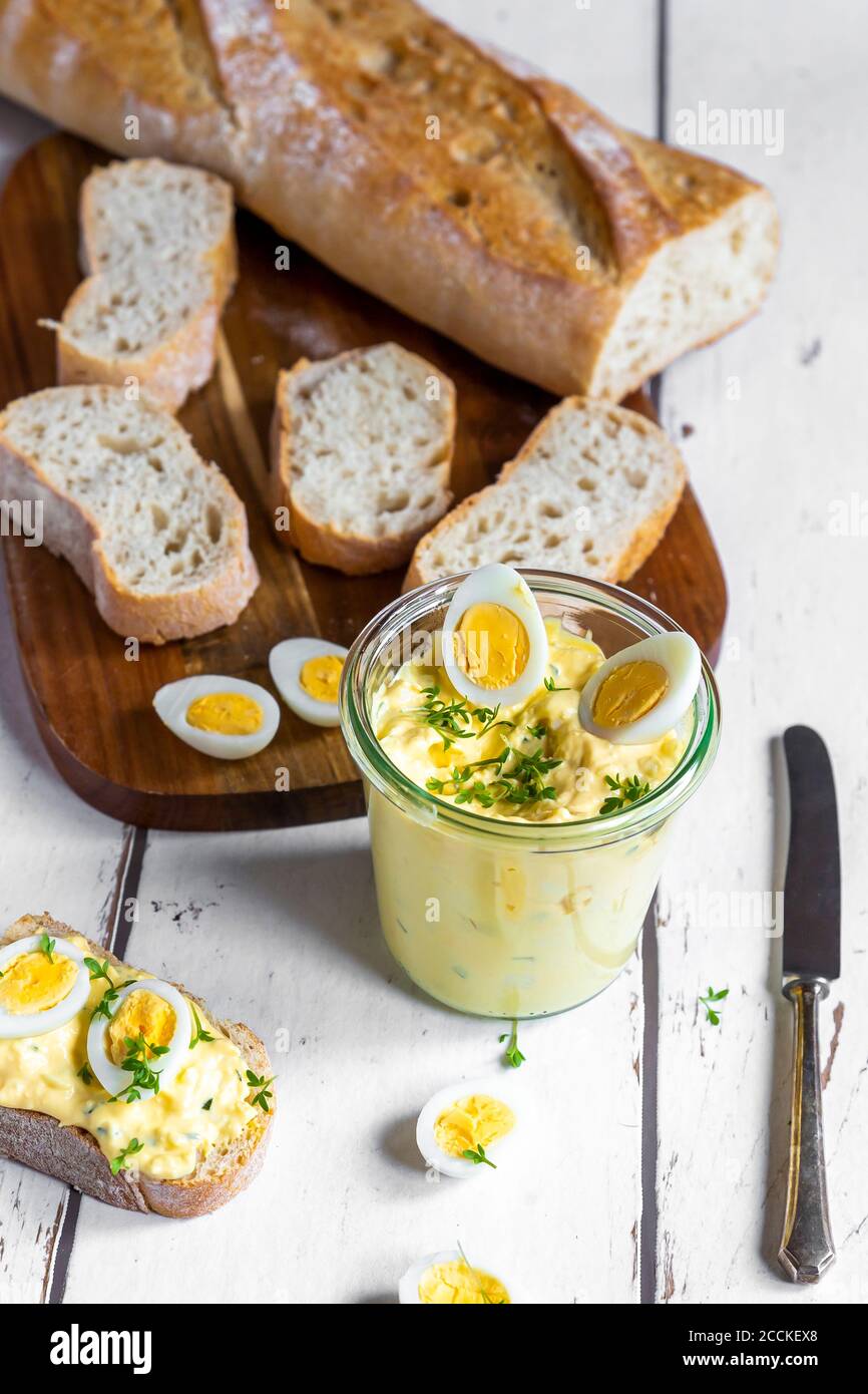 Baguette in Scheiben geschnitten und hausgemachter Eiersalat mit Kresse Stockfoto