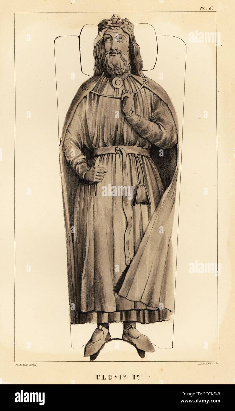 Grab von Clovis I. (um 466-511), erster König der Franken, Basilika Saint-Denis, Paris. In Krone und chlamys (Mantel). Clovis 1er. Getönte Lithographie von Villain nach einer Illustration von Horace de viel-Castel aus seiner Collection des Costumes, Armes et meubles pour servir à l'histoire de la France (Sammlung von Kostümen, Waffen und Möbeln für die Geschichte Frankreichs), Treuttel & Wurtz, Bossange, 1827. Stockfoto