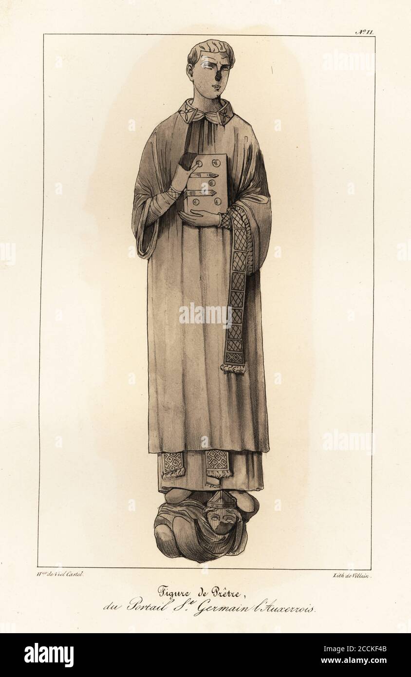 Figur eines Priesters in kirchlichen Gewändern mit Bibel, aus dem Portal von Saint-Germain l’Auxerrois. Figure de Pretre, du portail St. Germain l’Auxerrois. Getönte Lithographie von Villain nach einer Illustration von Horace de viel-Castel aus seiner Collection des Costumes, Armes et meubles pour servir à l'histoire de la France (Sammlung von Kostümen, Waffen und Möbeln für die Geschichte Frankreichs), Treuttel & Wurtz, Bossange, 1827. Stockfoto