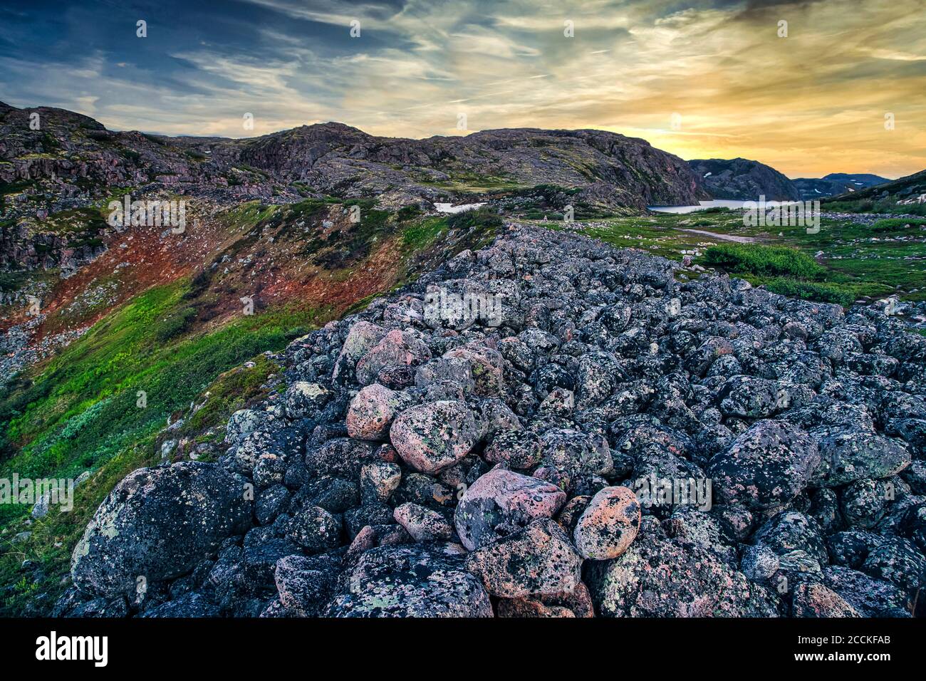 Felsige Küstenlandschaft in der Dämmerung Stockfoto