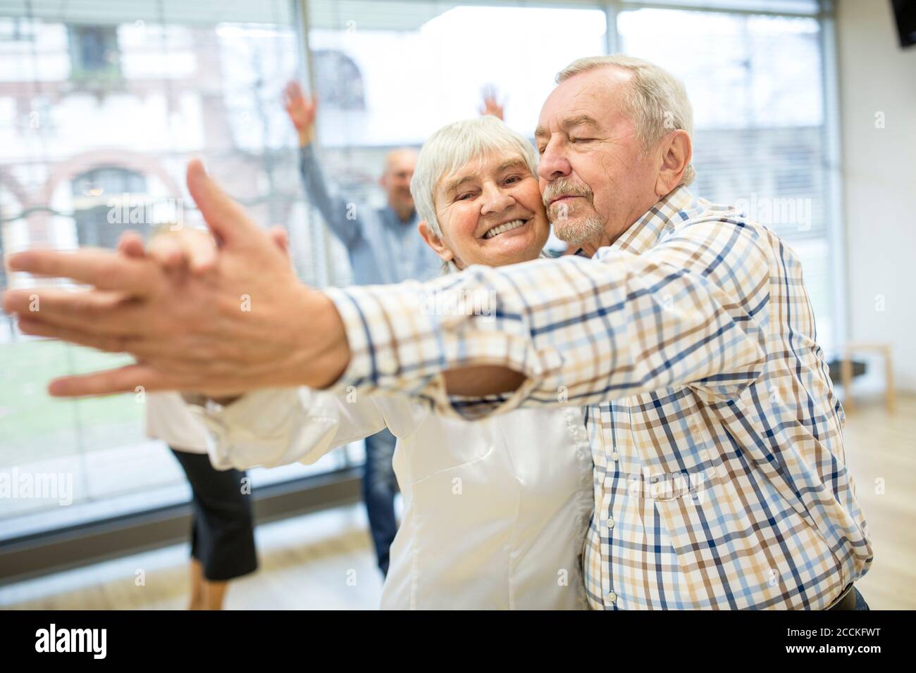 Gruppe von aktiven Senior Teilnahme Tanzkurs in Altersheim Stockfoto