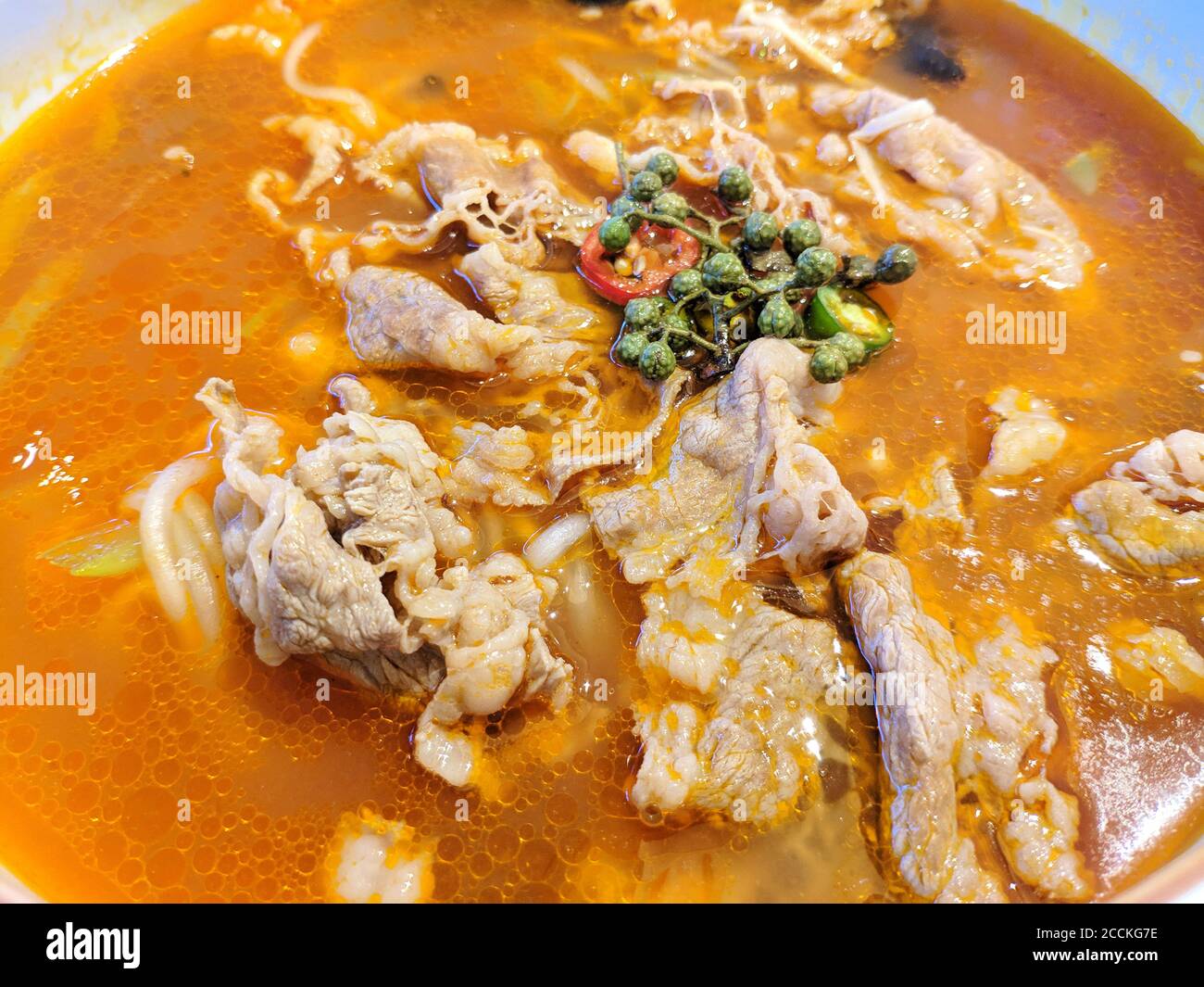 Zartes Rindfleisch mit grünem Sichuanpfeffer in saurer Suppe Die Platte Stockfoto
