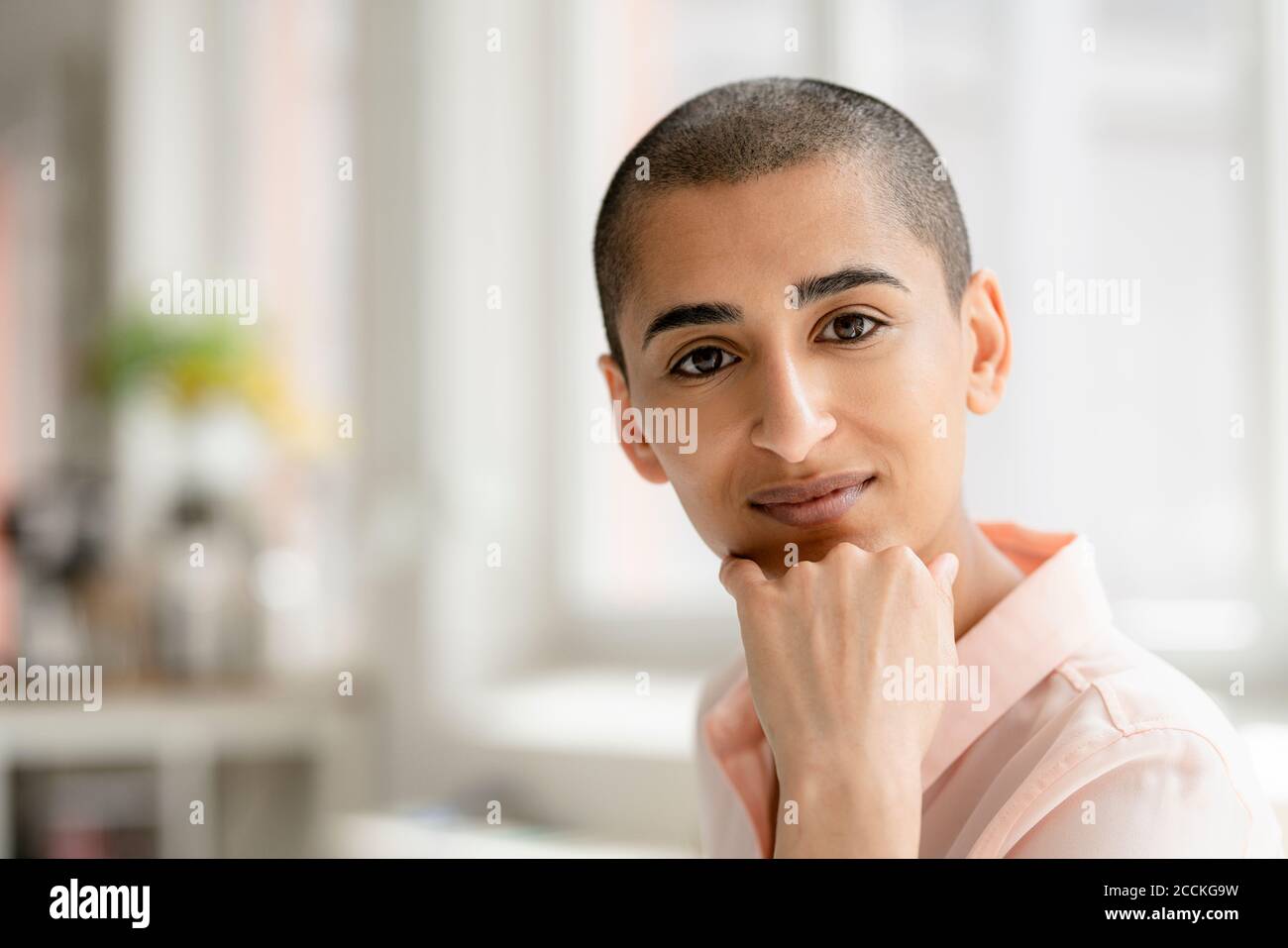 Porträt einer selbstbewussten Frau mit kurzen Haaren Stockfoto