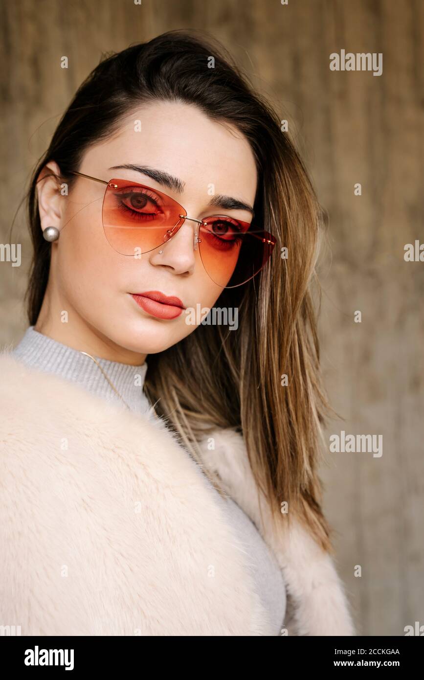 Modische junge Frau trägt Sonnenbrille in der Stadt Stockfoto