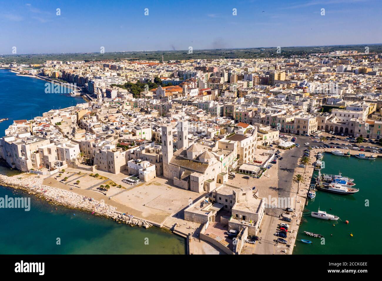 Italien, Provinz Bari, Molfetta, Drohne Blick auf die mediterrane Altstadt im Sommer Stockfoto