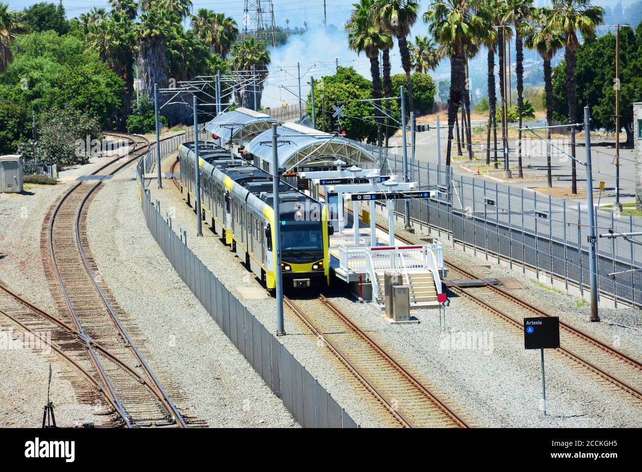 Gelber Zug parkte an der Artesia Station an sonnigen Tagen In Los Angeles Stockfoto