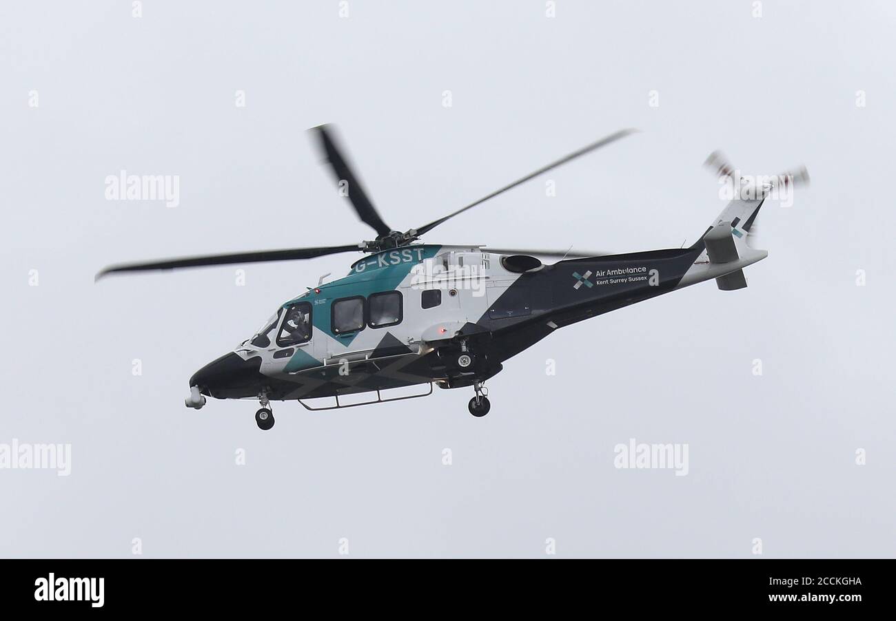 Kent Surrey und Sussex Air Ambulance Helicopter fliegen über Brighton 23. August 2020 Stockfoto