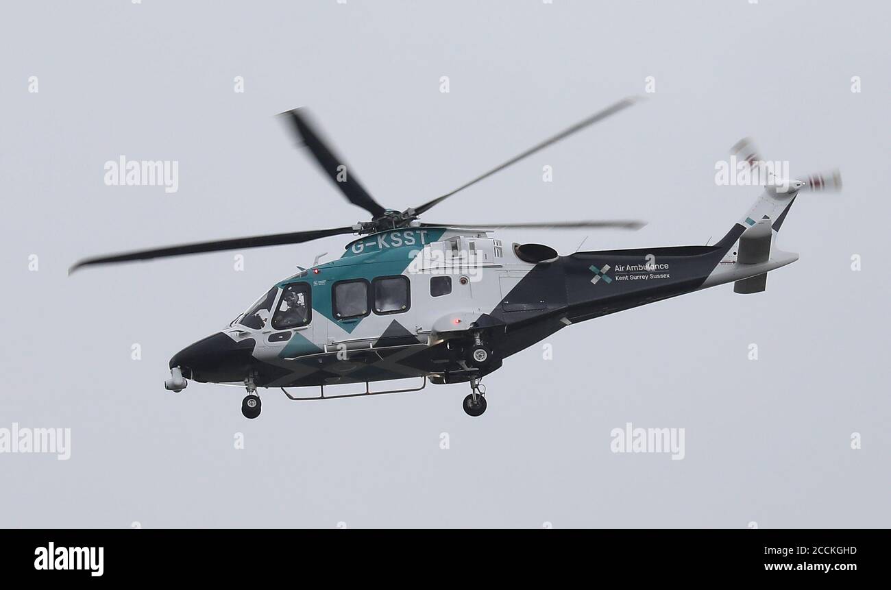 Kent Surrey und Sussex Air Ambulance Helicopter fliegen über Brighton 23. August 2020 Stockfoto