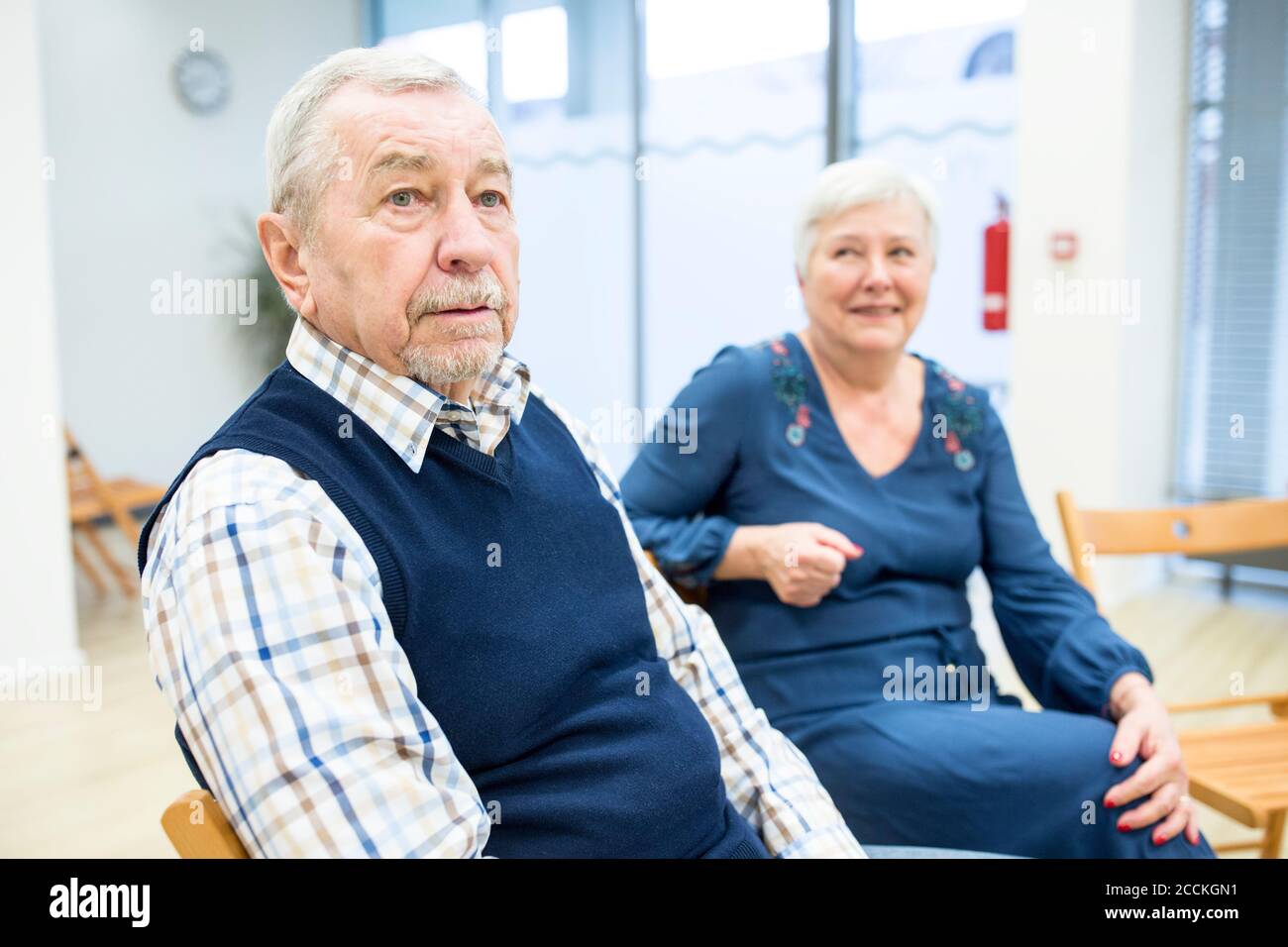 Senioren, die an einer Gruppenveranstaltung im Altersheim teilnehmen Stockfoto