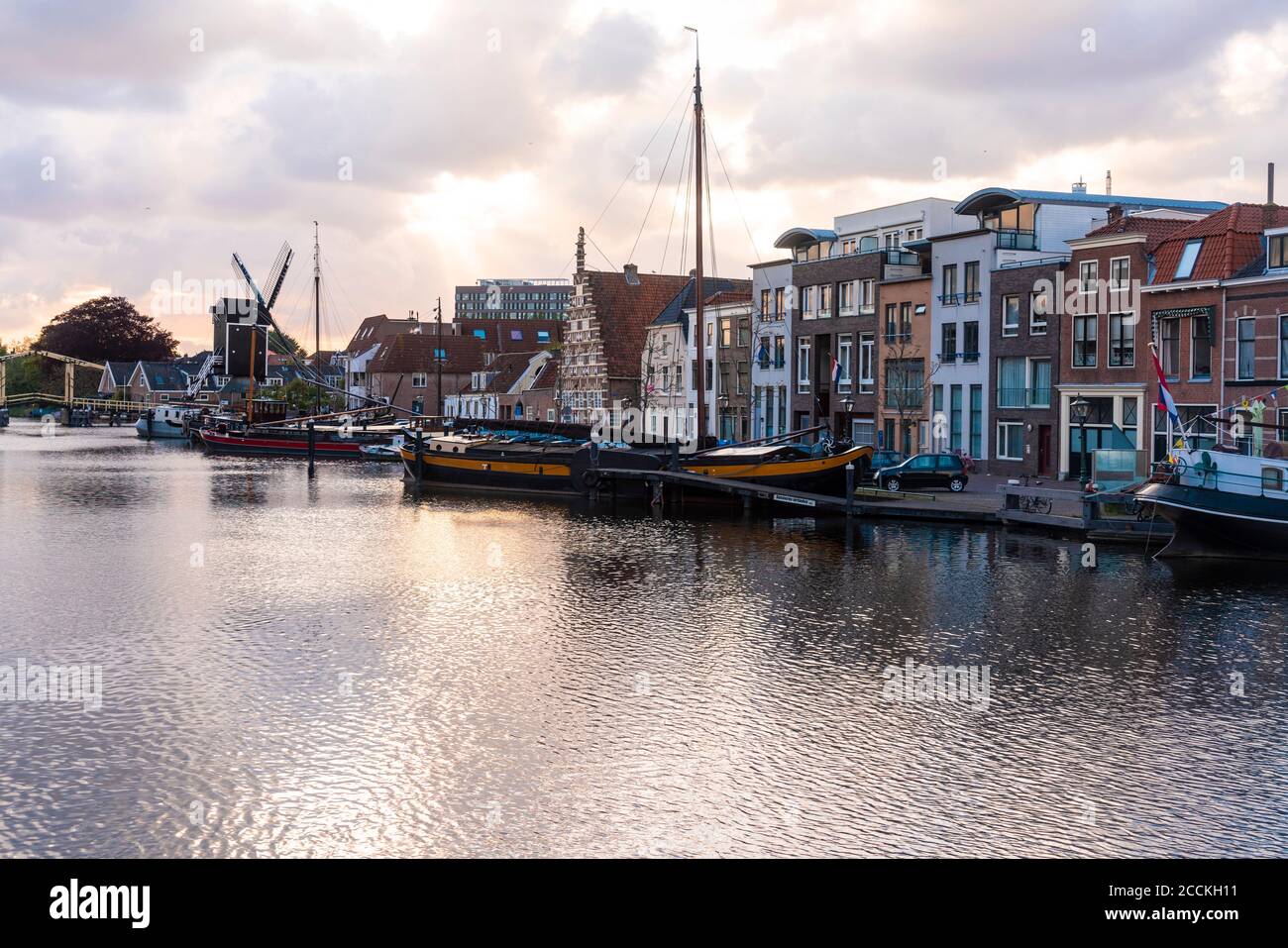 Niederlande, Südholland, Leiden, Segelboot im alten Hafen bei Galgewater Stockfoto