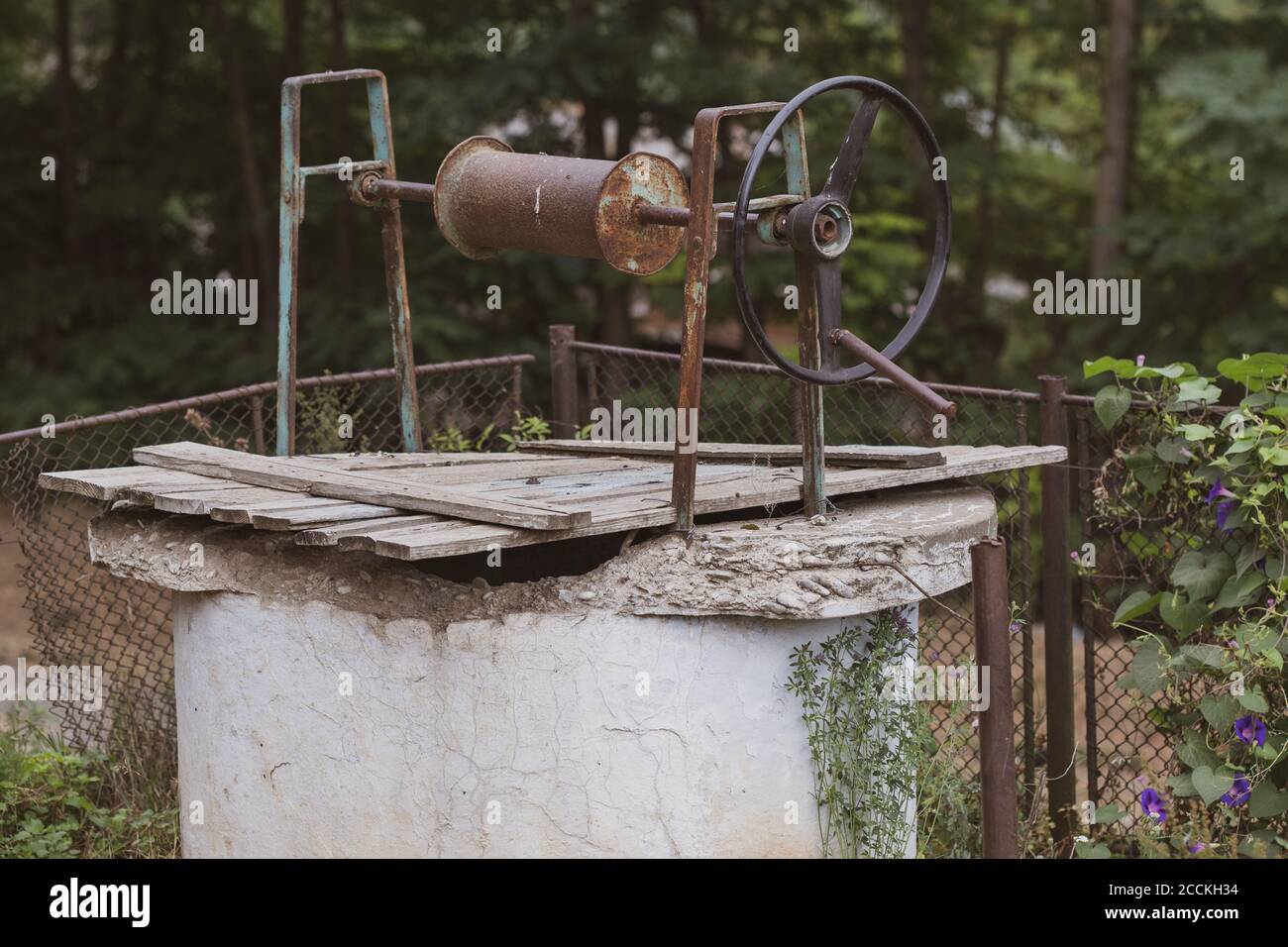 Alte Brunnen in einem Dorf in Rumänien. Selektiver Fokus Stockfoto
