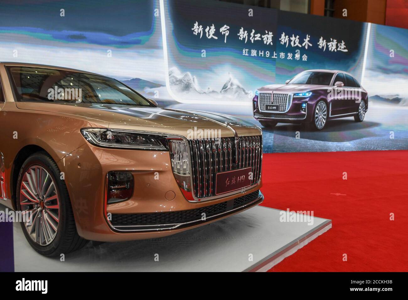 Changchun, Chinas Provinz Jilin. August 2020. Hongqi H9, ein neues Fahrzeugmodell der First Automotive Works (FAW) Group Co., Ltd., wird während seiner Eröffnungszeremonie in Changchun, nordöstlich Chinas Provinz Jilin, am 23. August 2020 ausgestellt. Das Hongqi H9 Modell ist in einem Bereich von 309,800 Yuan (44,797 US-Dollar) bis 539.800 Yuan (78,055 US-Dollar). Quelle: Zhang Nan/Xinhua/Alamy Live News Stockfoto