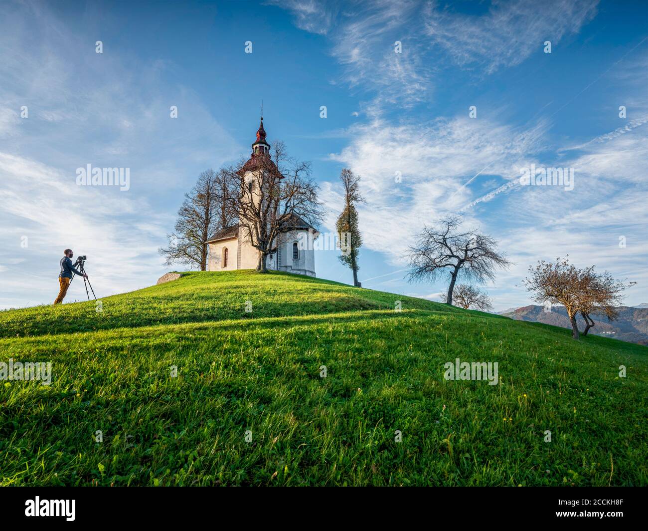 Slowenien, Oberkrain, Gemeinde Skofja Loka, der Mensch fotografiert die St. Thomass Kirche im Herbst Stockfoto