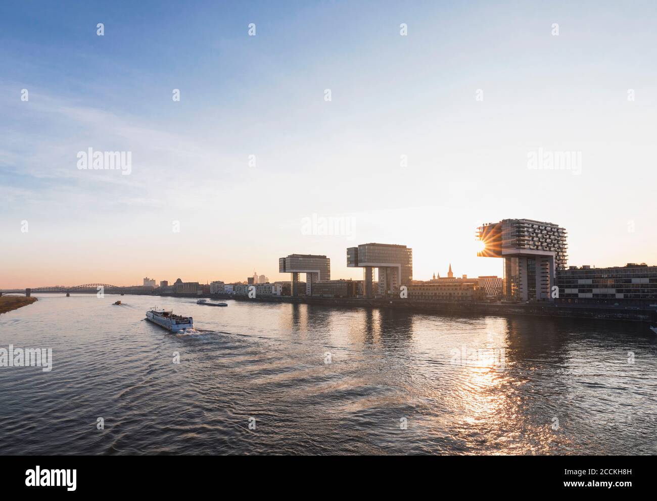 Deutschland, Nordrhein-Westfalen, Köln, Kranhäuser am Rheinufer bei Sonnenuntergang Stockfoto