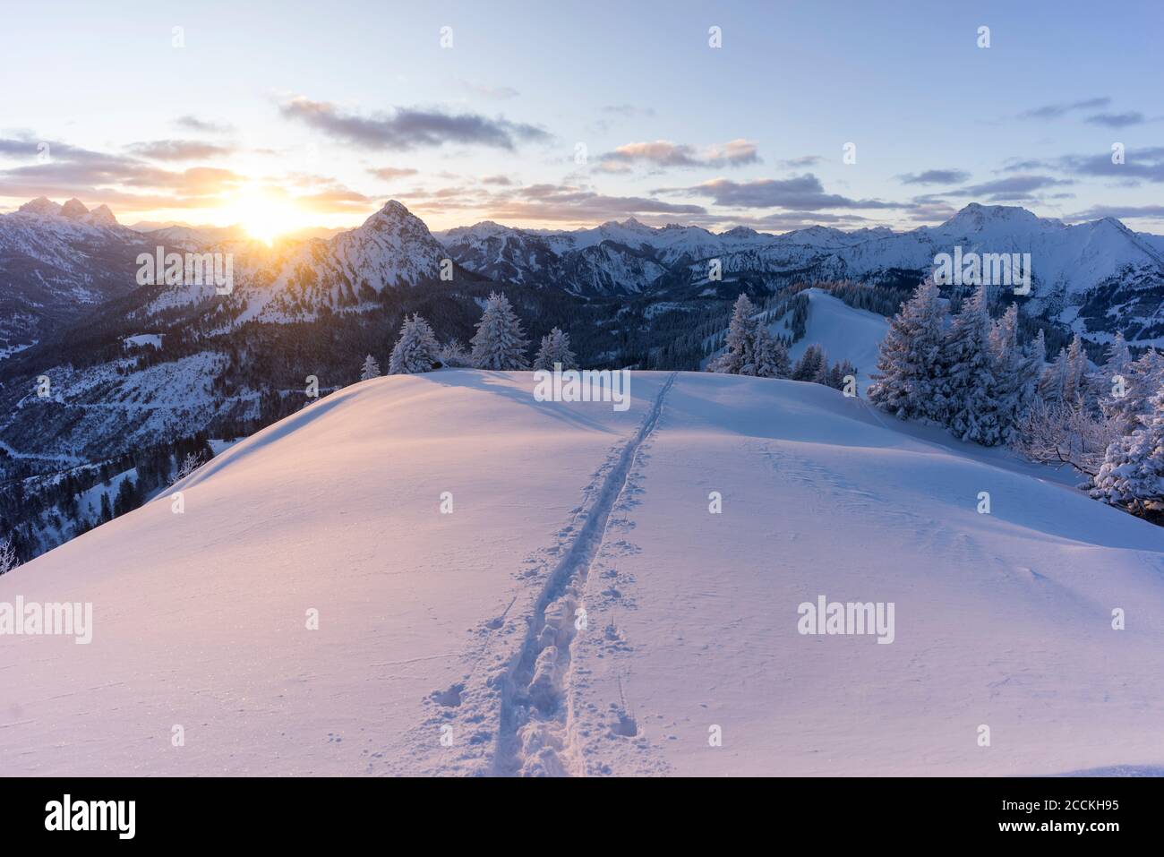 Skipisten auf dem schneebedeckten Gipfel des Schonkahler Berges bei Sonnenaufgang Stockfoto