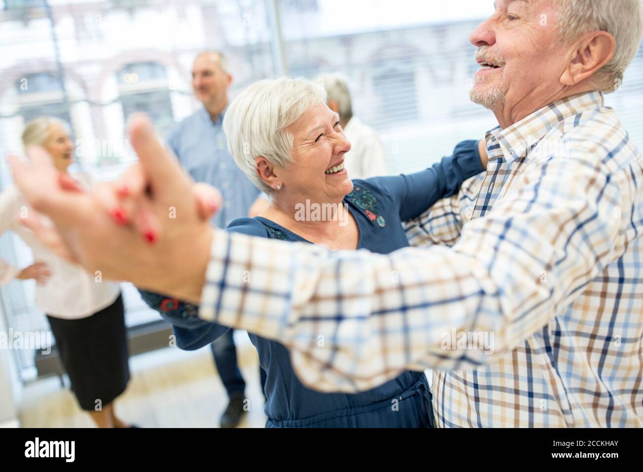 Gruppe von aktiven Senior Teilnahme Tanzkurs in Altersheim Stockfoto