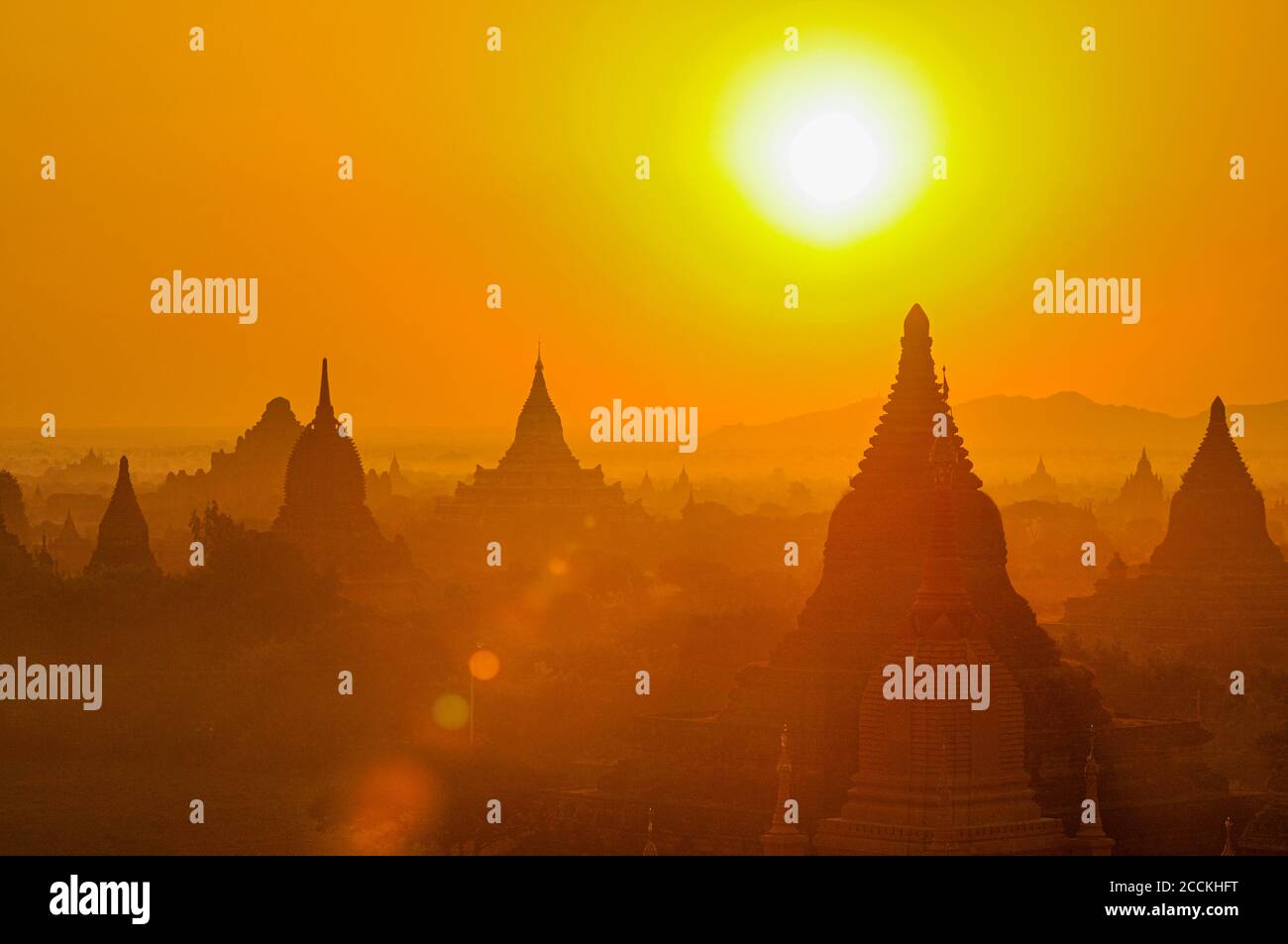 Myanmar, Mandalay Region, Bagan, Sonnenuntergang über alten buddhistischen Stupas Stockfoto