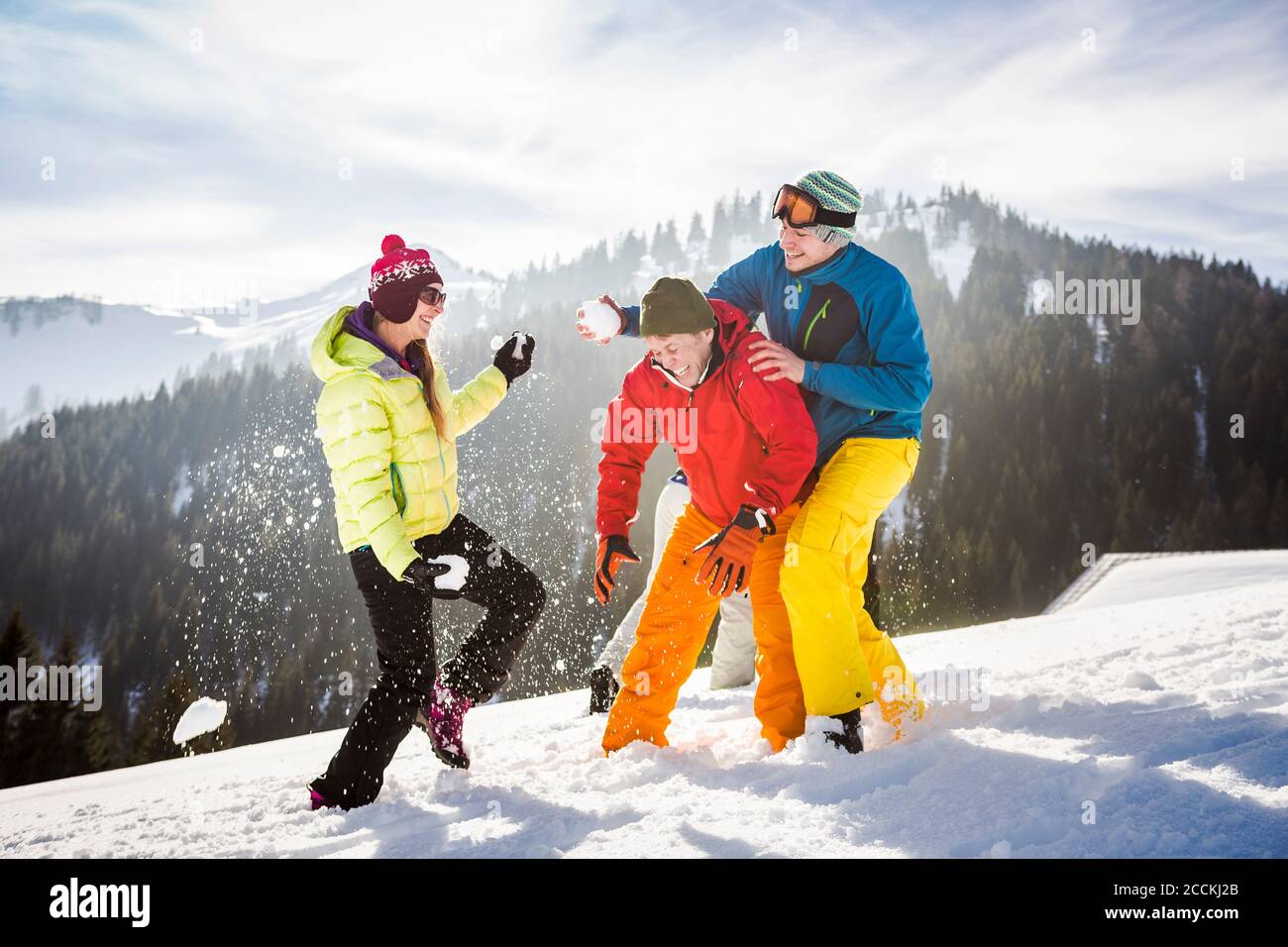 Gruppe unbeschwerter Freunde, die Spaß im Schnee haben, Achenkirch, Österreich Stockfoto