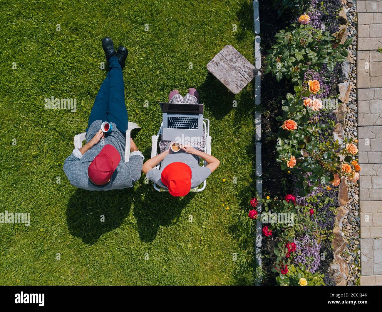 Luftaufnahme des Paares im Garten sitzen Stockfoto