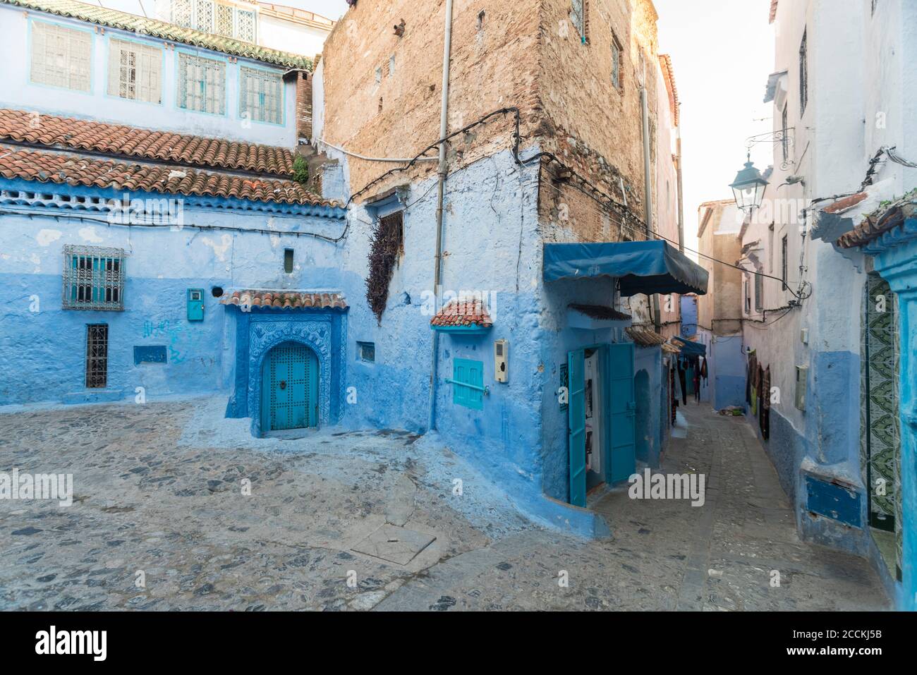 Fassade von Häusern in blauer Farbe in Chefchaouen, Marokko Stockfoto