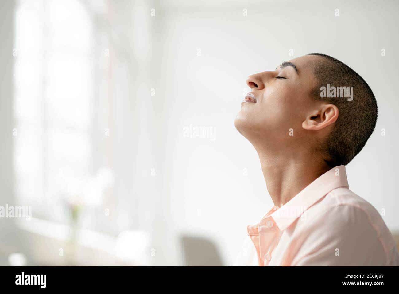 Porträt einer Frau mit kurzen Haaren und geschlossenen Augen Stockfoto